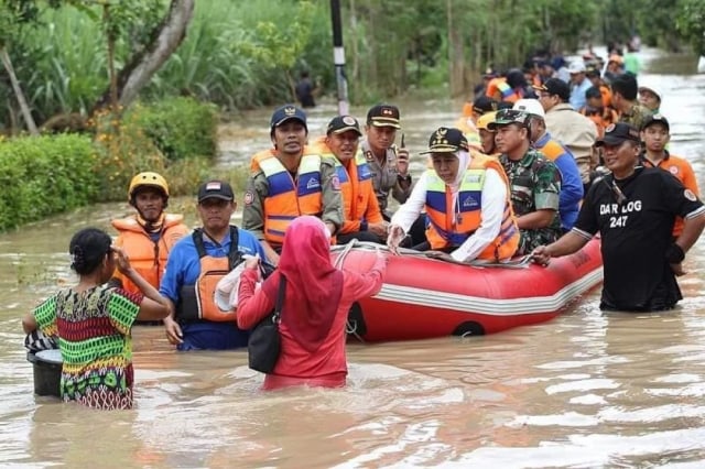 Gubernur Jawa Timur, Khofifah, naik perahu karet untuk memantau lokasi banjir Foto: Dok. Istimewa