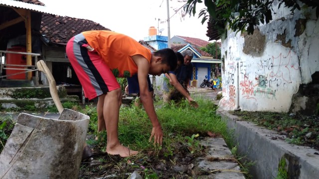 Sejumlah warga Desa Banjaranyar, Kecamatan Balapulang, Kabupaten Tegal melaksanakan bersih-bersih lingkungan. (foto: reza abineri)