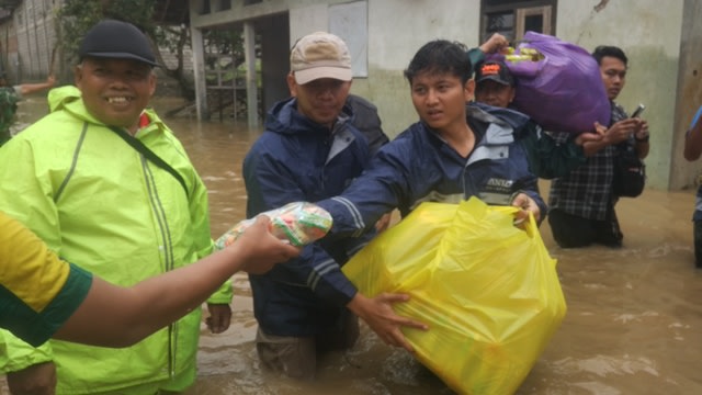 Plt Bupati Trenggalek Moh. Nur Arifin saat memberikan bantuan makanan untuk warga Kelutan. foto: HERMAN S/ BANGSAONLINE