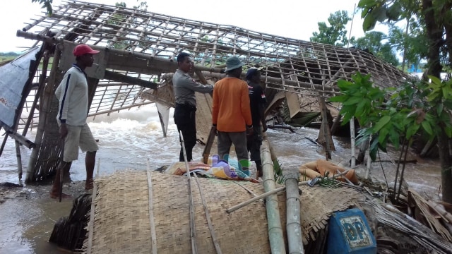 Kondisi rumah milik Suwito (40), warga Desa Semanding RT 006 RW 001 Kecamatan Bojonegoro Kota, yang terseret arus Sungai Gawe, Kamis (07/03/2019)
