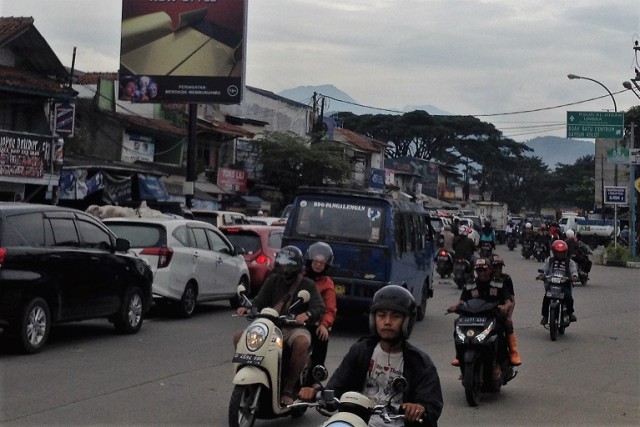 Kemacetan akibat banjir di Bandung selatan. (Iman Herdiana)