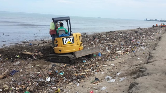 Sampah menumpuk di kawasan pantai Muaro Lasak Padang. (Istimewa)