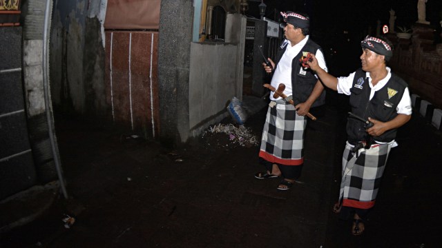 Pecalang atau petugas pengamanan adat Bali melakukan patroli malam di Hari Raya Nyepi Tahun Caka 1941 di wilayah Desa Adat Tuban, Badung, Bali. Foto: Antara/Fikri Yusuf