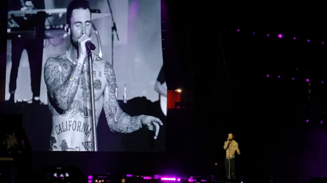 Penampilan band Maroon 5 saat menggelar konser dalam rangka mempromosikan album terakhir, di Singapura. Foto: Puteri Fatia/kumparan