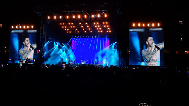Aksi band Maroon 5 saat menggelar konser dalam rangka mempromosikan album terakhir, di Singapura. Foto: Puteri Fatia/kumparan