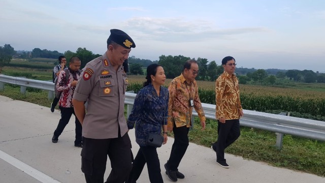 Menteri BUMN Rini Soemarno (tengah) memeriksa kondisi Tol Bakauheni-Terbanggi Besar, Lampung, Jumat (8/3). Foto: Efira Tamara/kumparan