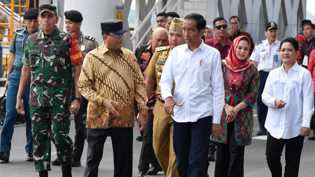 Presiden Indonesia, Jokowi tiba di Bandar Udara Radin Inten II, Lampung, Jumat (8/3). Foto: Dok. Biro Pers Sekretariat Presiden