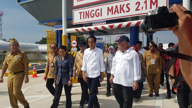 Presiden Indonesia, Jokowi (tengah) pada acara peresmian Tol Bakauheni-Terbanggi Besar, Lampung, Jumat (8/3). Foto: Efira Tamara/kumparan