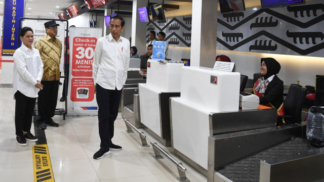 Presiden Jokowi didampingi Ibu Negara Iriana Joko Widodo dan Menteri Perhubungan Budi Karya Sumadi meninjau ruang 'check in' usai meresmikan terminal baru Bandara Internasional Radin Inten II dan Bandara Lubuk Linggau. Foto: Antara/Wahyu Putro A