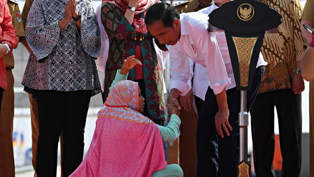 Presiden Joko Widodo menyalami seorang warga ketika meresmikan tol Trans Sumatera ruas Bakauheni-Terbanggi Besar di Gerbang Tol Natar, Lampung Selatan, Lampung. Foto: Antara/Wahyu Putro A