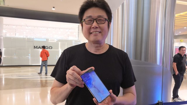 Tony Goh, pembeli pertama Samsung Galaxy S10. Foto: Bianda Ludwianto/kumparan