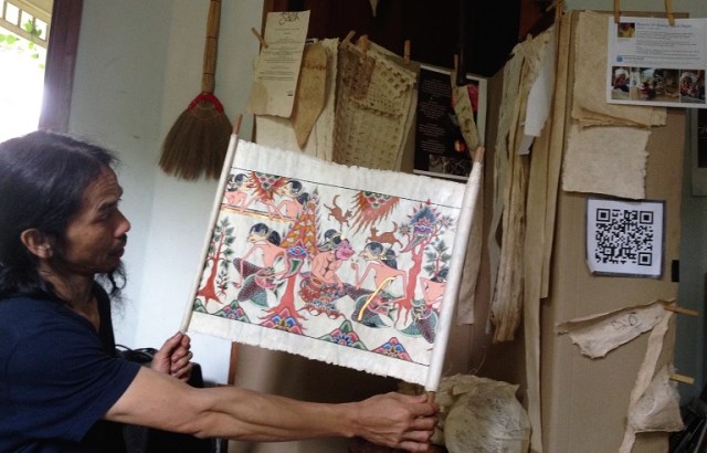 Mufid Sururi menunjukkan lakon wayang beber dengan kertas daluang kolaborasi dengan Faris Wibisono, pegiat wayang beber dari Wonogiri. (Iman Herdiana)