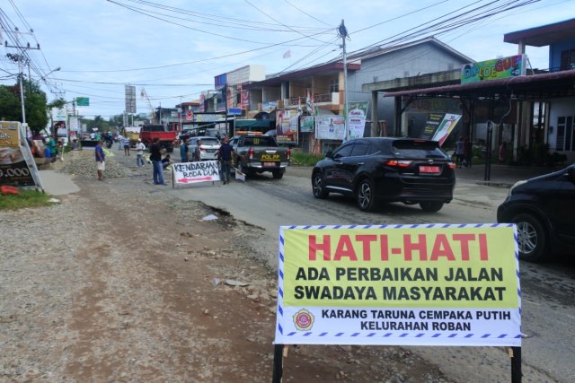 Mobil dinas Wali Kota Singkawang, KB 1 C, melintas di Jalan Jenderal Sudirman, Kamis (7/3). Foto: Dok Hi!Pontianak 