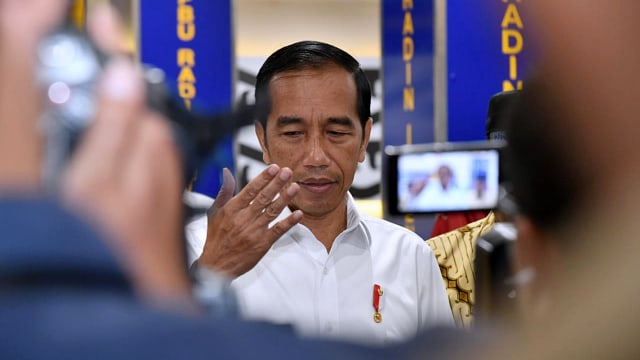 Presiden Jokowi memberikan keterangan kepada wartawan usai meninjau terminal baru Bandara Internasional Radin Inten II dan Bandara Lubuk Linggau. Foto: Dok. Biro Pers Sekretariat Presiden