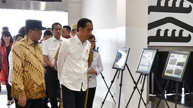 Presiden Jokowi didampingi Menteri Perhubungan Budi Karya Sumadi meninjau terminal baru Bandara Internasional Radin Inten II dan Bandara Lubuk Linggau. Foto: Dok. Biro Pers Sekretariat Presiden