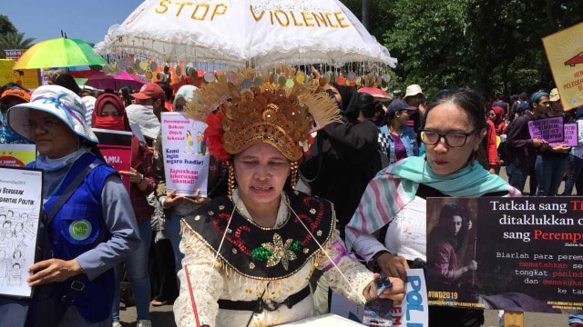 Long March perayaan Hari Perempuan Internasional dari Patung Kuda menujuTaman Aspirasi depan Istana Presiden. Foto: Darin Atiandina/kumparan