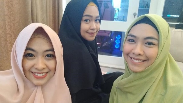 Ria Ricis bersama kedua kakaknya, Oki Setiana Dewi dan Shindy Putri. Foto: instagram/okisetianadewi/
