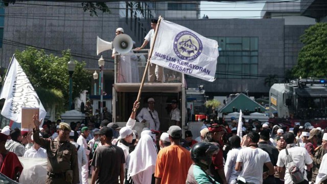 Aksi Brigade Jawara Betawi 411 mendukung rencana penjualan saham bir oleh Pemerintah Provinsi DKI Jakarta di depan Gedung DPRD DKI Jakarta, Jumat (8/3). Foto: Nugroho Sejati/kumparan