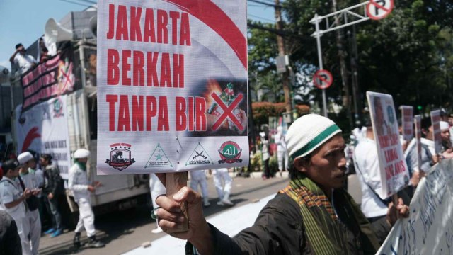 Aksi Brigade Jawara Betawi 411 mendukung rencana penjualan saham bir oleh Pemerintah Provinsi DKI Jakarta di depan Gedung DPRD DKI Jakarta, Jumat (8/3). Foto: Nugroho Sejati/kumparan