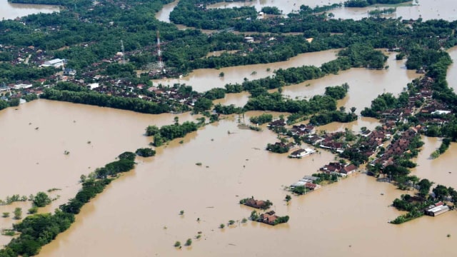 Foto Udara Banjir di Sejumlah Wilayah Jawa Timur  kumparan.com