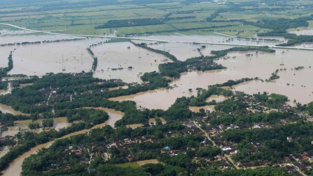 Kondisi banjir di wilayah Kabupaten Ngawi difoto dari udara dengan pesawat Helikopter NAS-332 Super Puma dari Skadron Udara 6 Lanud Atang Sanjaya Bogor, Jumat, (8/3). Foto: ANTARA FOTO/Siswowidodo