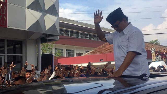 Capres nomor urut 02, Prabowo Subianto tiba di Universitas Kebangsaan Republik Indonesia (UKRI), Jumat (8/3). Foto: Ricad Saka/kumparan
