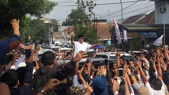 Capres nomor urut 02, Prabowo Subianto tiba di Universitas Kebangsaan Republik Indonesia (UKRI), Jumat (8/3). Foto: Ricad Saka/kumparan