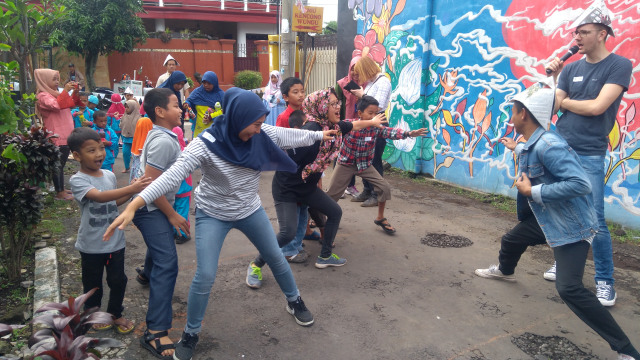 Ketika Anak Anak Bermain Permainan  Tradisional  Lintas 