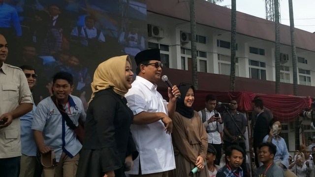 Capres nomor urut 02, Prabowo Subianto (tengah) bersama Nissa Sabyan (kanan) di kampus UKRI. Foto: Dok. Tim Media Prabowo Subianto