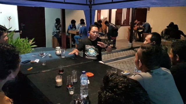 Kadis Perkim Kota Ternate, Rizal Marsaoly saat berdiskusi dengan orang muda dari berbagai komunitas di Benteng Oranje, Jumat (8/3). Foto: Faris Bobero/cermat