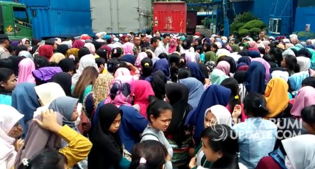 Buruh PT Nina Venus Indonesia 1 yang didominasi wanita berdemo menolak sistem kerja borongan di halaman pabrik, Jalan Angkrong, Kampung Sundawenang, Desa Sundawenang, Kecamatan Parungkuda, Kabupaten Sukabumi ini. | Sumber Foto:Suhendi.