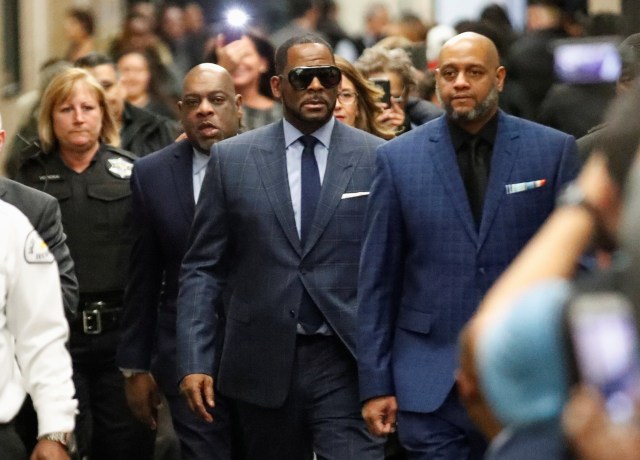 R. Kelly di pengadilan Cook County, Chicago, AS Foto: REUTERS/Kamil Krzaczynski