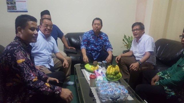 Rocky Gerung (kemeja putih, kedua dari kanan)