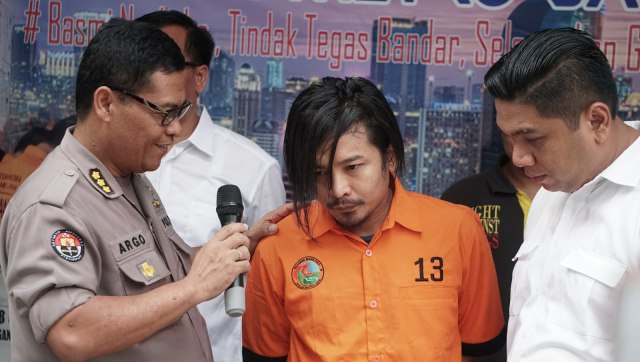 Rilis pengungkapan kasus narkoba yang menjerat artis Zulkifli (tengah) di Ditresnarkoba Polda Metro Jaya, Jakarta, Jumat (8/3). Foto: Nugroho Sejati/kumparan