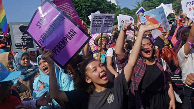 Ratusan aktifis perempuan dari 65 organisasi kemasyarakatan melakukan unjuk rasa dengan membawa atribut unjuk rasa dalam rangka memperingati Hari Perempuan Internasional di Taman Aspirasi, Jakarta. Foto: Fanny Kusumawardhani/kumparan