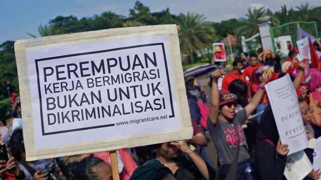Atribut unjuk rasa yang dibawa oleh ratusan aktifis perempuan dari 65 organisasi kemasyarakatan dalam rangka memperingati Hari Perempuan Internasional di Taman Aspirasi, Jakarta. Foto: Fanny Kusumawardhani/kumparan
