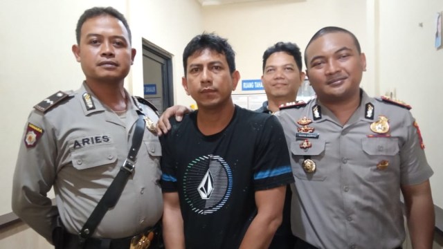 Pelaku penusukan, Rahmat diamankan Polsek Banjarmasin Barat. Foto: Thania Ang/banjarhits.id