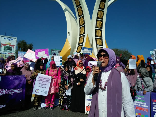 Aktivis perempuan Aceh, Suraiya Kamaruzzaman menyampaikan orasi saat aksi Hari Perempuan Internasional 2019 di Simpang Lima, Banda Aceh, Jumat (8/3). Foto: Husaini/acehkini
