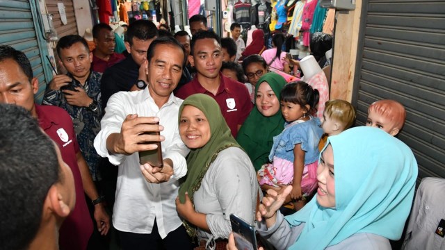 Presiden Jokowi ditemani Ibu Negara beli mainan untuk cucu Foto: Laily Rachev/Biro Pers Sekretariat Presiden