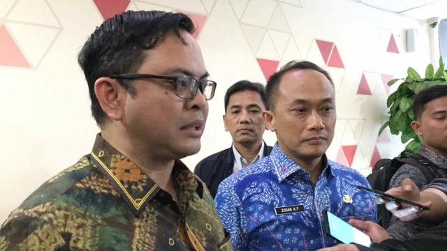 Komisioner KPU Viryan Aziz (kiri) dan Dirjen Dukcapil Zudan Arif Fakrulloh (kanan) di Kantor Ditjen Dukcapil, Jakarta Selatan, Jumat (8/3). Foto: Darin Atiandina/kumparan