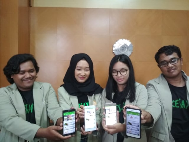 Mahasiswa UGM menunjukkan aplikasi OkeSayur lewat smartphone di Yogyakarta, Jumat (8/3/2019). Foto: erl.