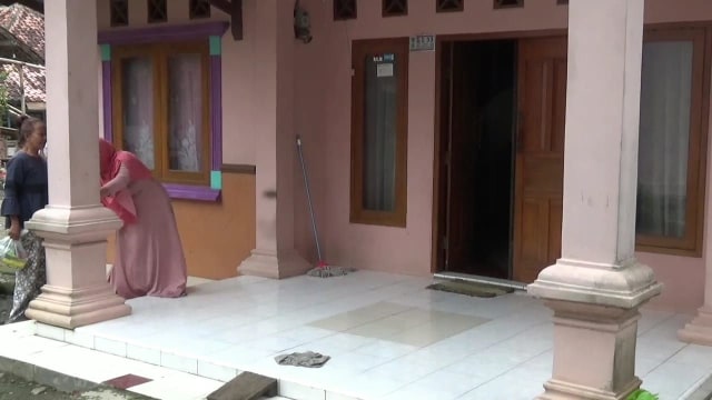 Rumah Arif di Blok Sabtu Rt 01 Rw 05  Majamukti Desa Majasuka Kecamatan Dawuan Kabupaten Majalengka, banyak dikunjungi warga. Hal ini menyusul viralnya video keluar semut dan kertas dari dalam telinga. (Oki)