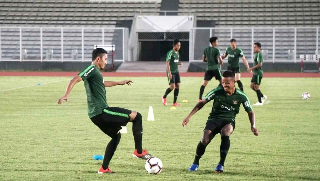 Sejumlah pemain timnas senior Indonesia melakukan pemanasan dalam sesi latihan di Stadion Madya, Kompleks Gelora Bung Karno, Senayan, Jakarta, Jumat (8/3). Foto: Nugroho Sejati/kumparan