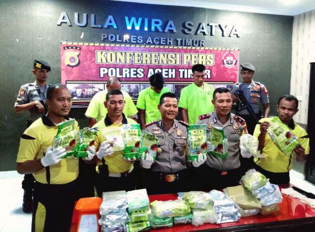 Polisi menggelar perkara penangkapan tiga tersangka dalam kasus 28 kilogram sabu di Mapolres Aceh Timur, Jumat (8/3). Foto: Dok. Polres Aceh Timur