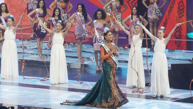Miss Universe 2018, Catriona Gray (ketiga kanan) berada di panggung Final Puteri Indonesia 2019 di Plenary Hall, Jakarta Convention Center (JCC), Jakarta, Jumat, (8/3). Foto: Fanny Kusumawardhani/kumparan
