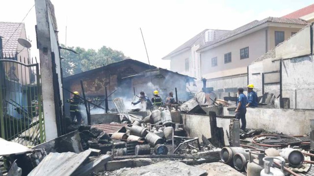 Petugas pemadam kebakaran berada di lokasi kebakaran yang  menghanguskan enam rumah di Jalan Bilal Ujung, Kelurahan Pulau Brayan Darat I, Kecamatan Medan Timur. Foto: Dok. Pusdalops BPBD Medan