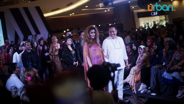 Desainer lokal bersama rancangan busana mereka di Palembang Fashion Week 2019, Jum'at(08/3) Foto: ABP/Urban Id