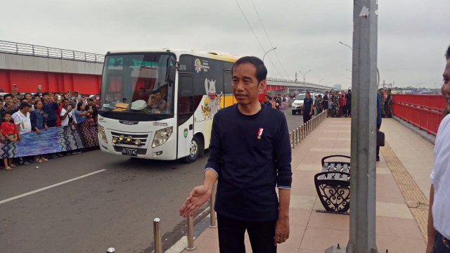 Presiden Jokowi menyambangi Jembatan Ampera sebelum menuju lokasi acara Millennial Road Safety Festival, di Palembang, Sumatera Selatan. Foto: Fahrian Saleh/kumparan