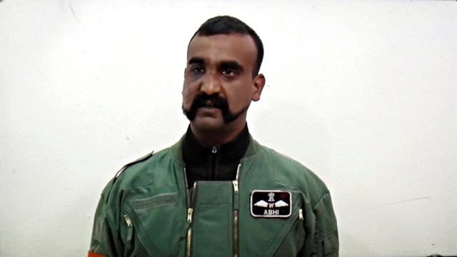 Pilot India yang dibebaskan oleh Pakistan, Abhinandan Varthaman. Foto: Reuters/Akhtar Soomro