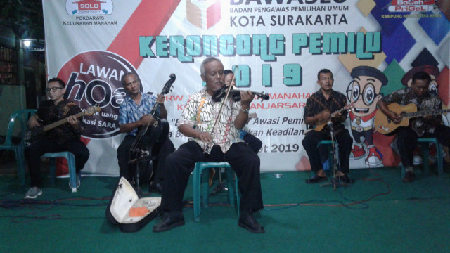 Pertunjukan musik keroncong dari Kelompok Sadar Wisata (Pokdarwis) Manahan dalam sosialisasi Pemilu 2019 oleh Bawaslu Kota Solo pada Jumat (08/03/2019). (Agung Santoso)